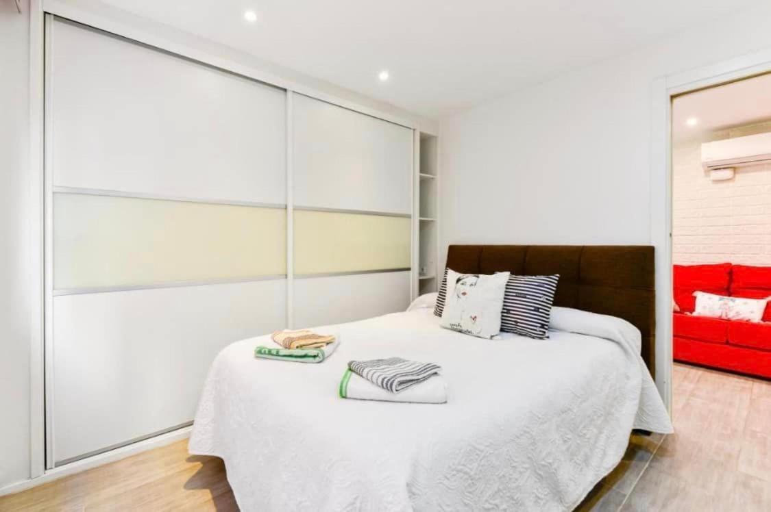 Vialia Apartamentos Suites Malaga Exterior photo